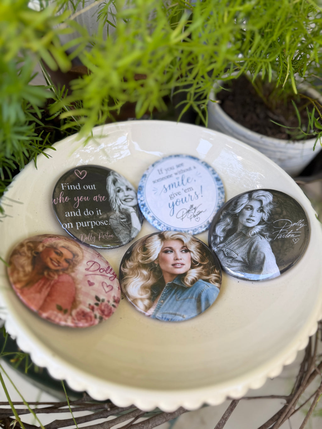 Dolly Signature Pin